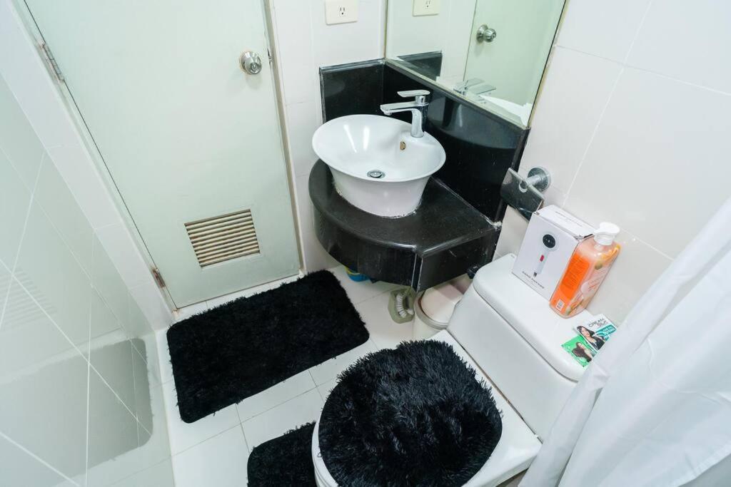 A2j Executive 1br Near Venice Mall Bgc Apartment Manila