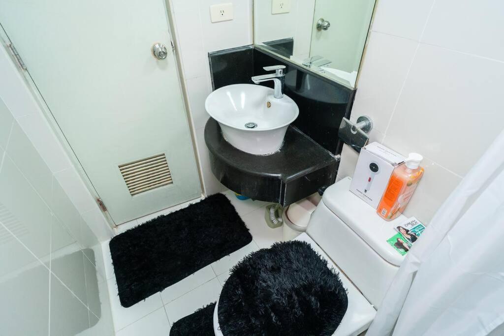A2j Executive 1br Near Venice Mall Bgc Apartment Manila
