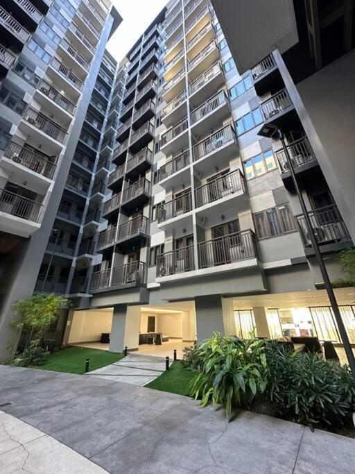 Mall Of Moa S Residences , Ikea Pasay , Naia Airport , Bay Apartment Manila