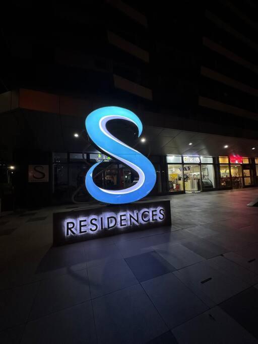 Mall Of Moa S Residences , Ikea Pasay , Naia Airport , Bay *