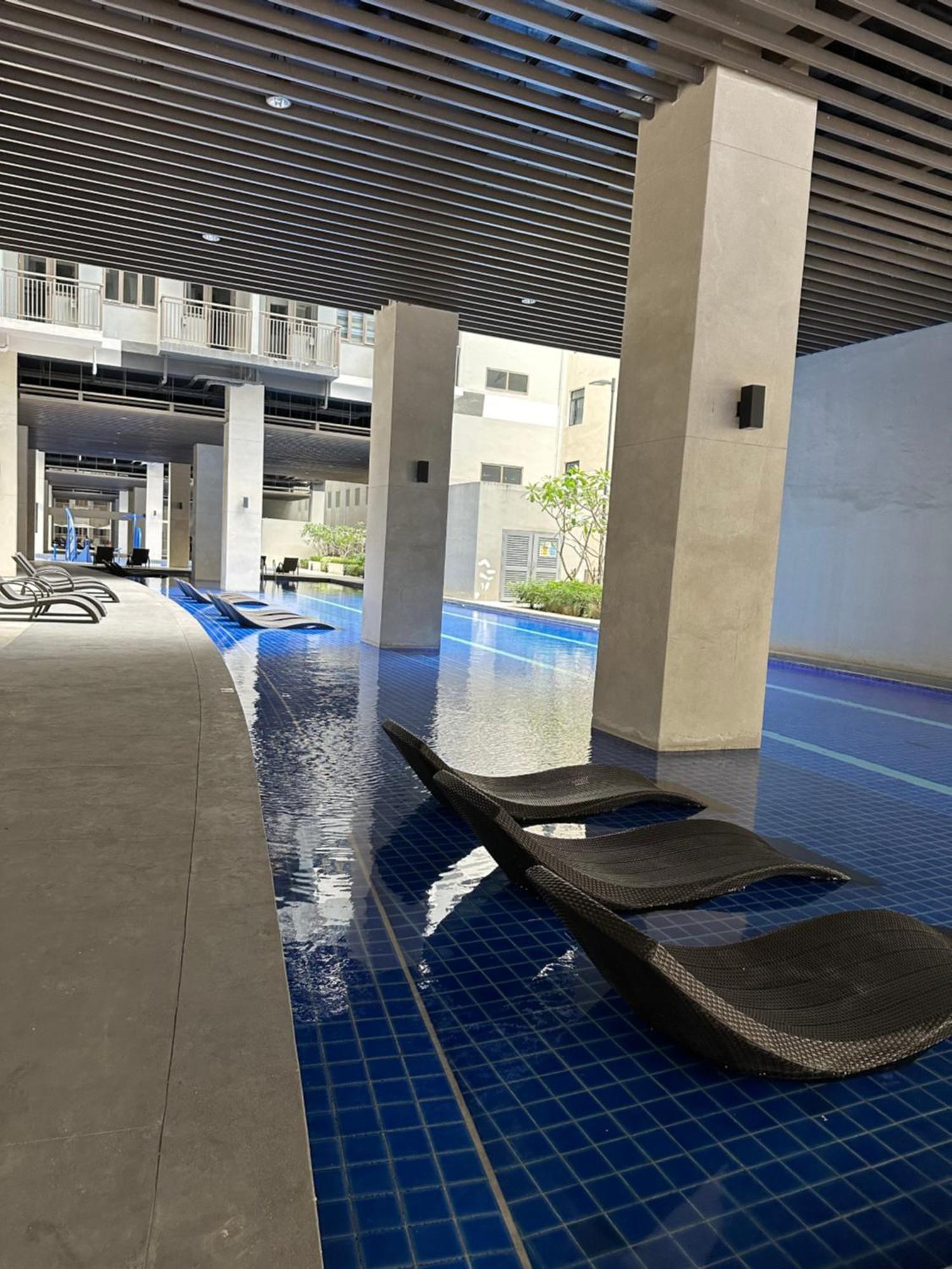 Mall Of Moa S Residences , Ikea Pasay , Naia Airport , Bay * Manila