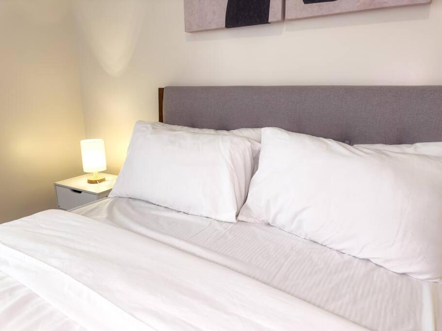 Apartment A2j Luxury 1br Near Venice Mall Bgc Taguig *