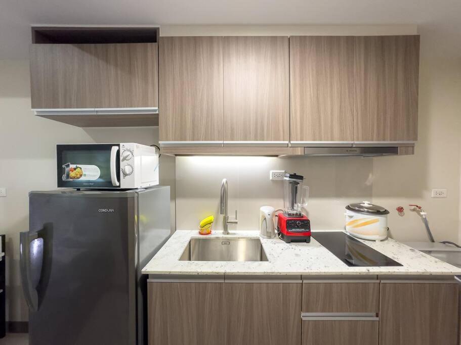 A2j Luxury 1br Near Venice Mall Bgc Taguig *