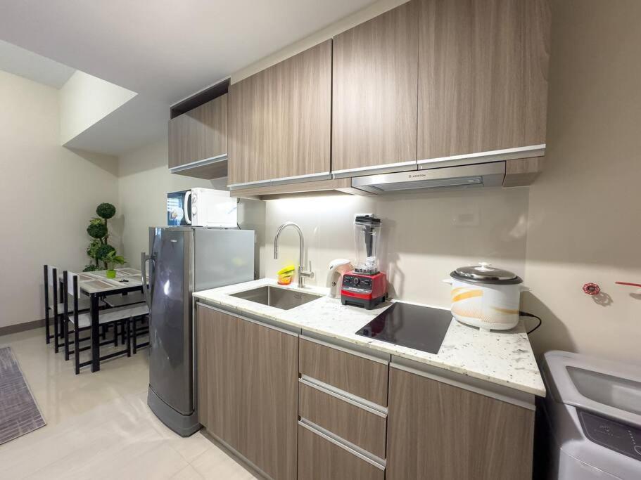 A2j Luxury 1br Near Venice Mall Bgc Taguig *