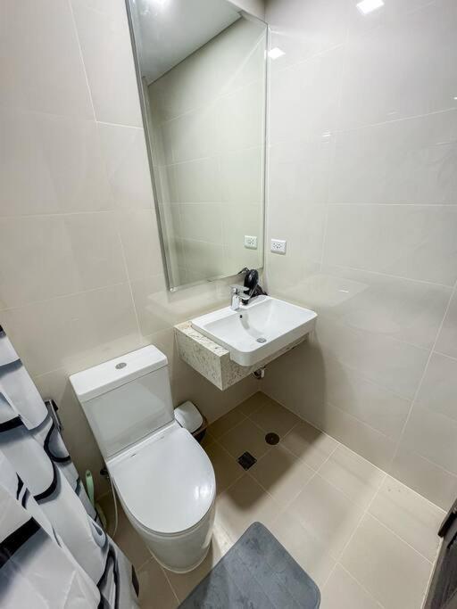 Apartment A2j Luxury 1br Near Venice Mall Bgc Taguig