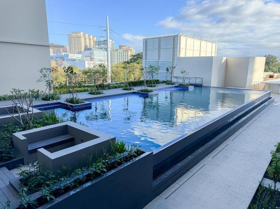 A2j Luxury 1br Near Venice Mall Bgc Taguig