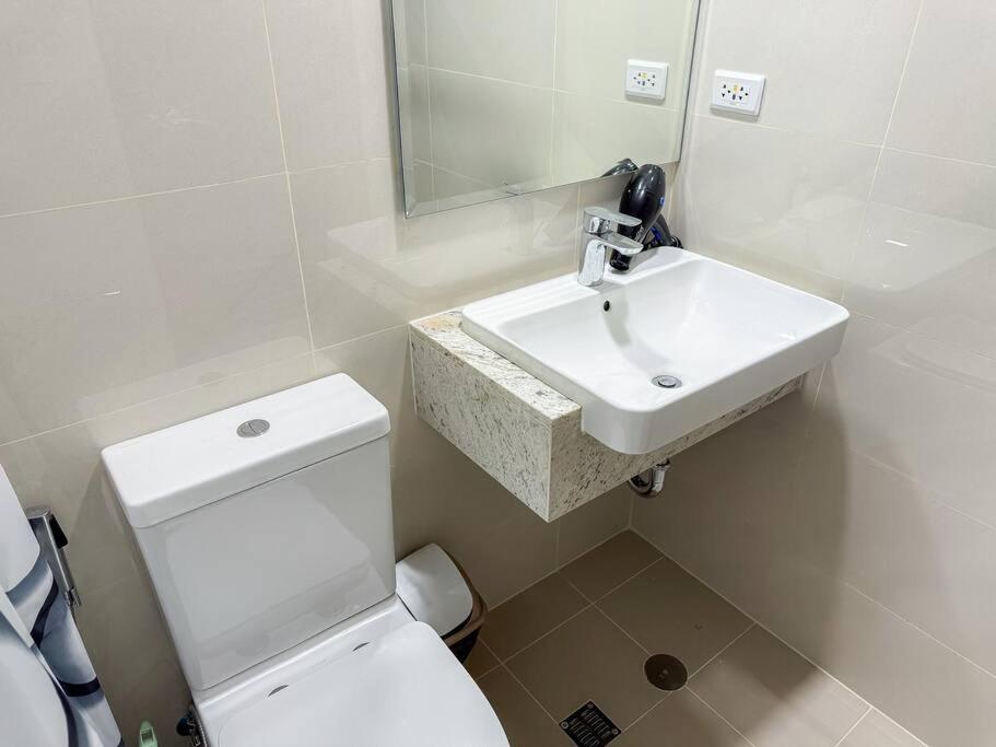 Apartment A2j Luxury 1br Near Venice Mall Bgc Taguig