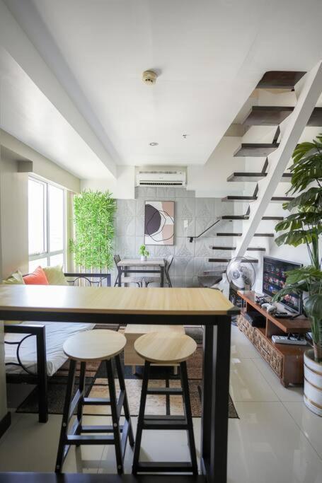 A2j Luxury 3br Loft Bgc Near High Street Taguig *
