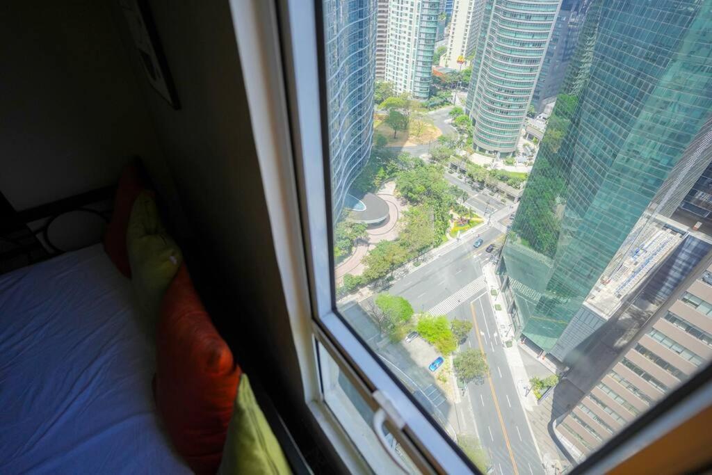 A2j Luxury 3br Loft Bgc Near High Street Taguig Apartment