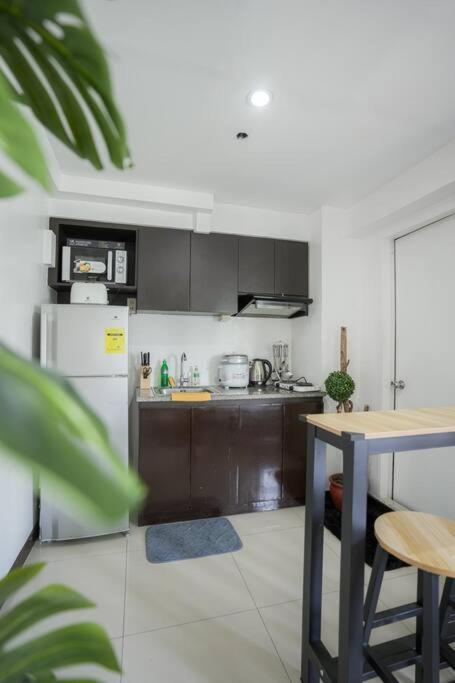 A2j Luxury 3br Loft Bgc Near High Street Taguig Apartment