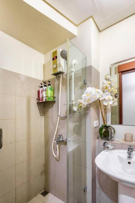 Apartment Casa Niekolaus I Cozy Unit And Free Parking Manila
