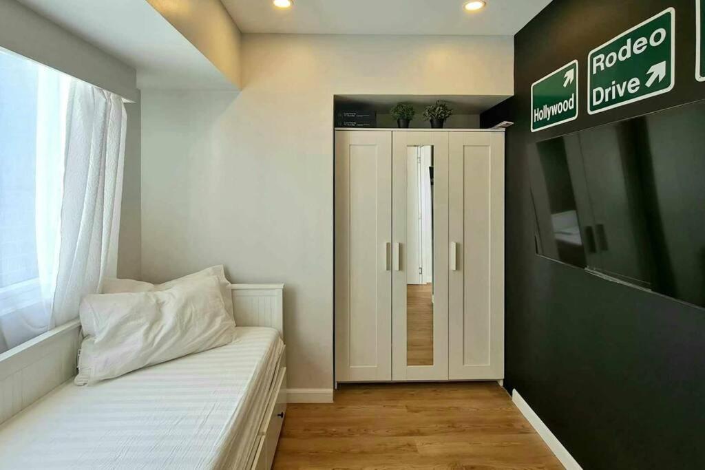 California Themed In Bgc Apartment *