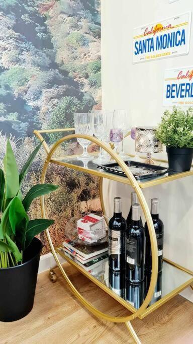 Apartment California Themed In Bgc Manila