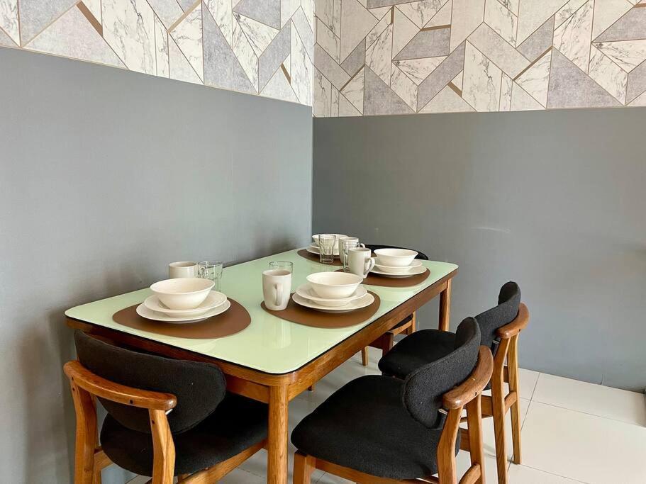 Spacious 1br One Uptown Bgc W/ Sound System Apartment Manila