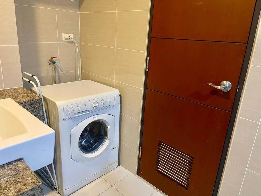Spacious 1br One Uptown Bgc W/ Sound System Manila