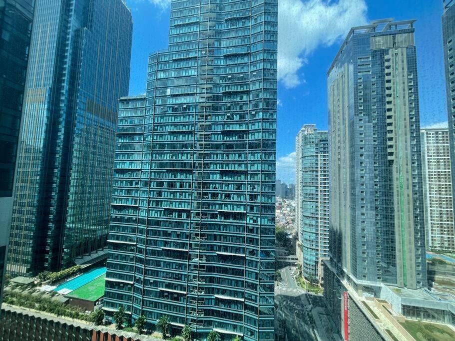 Spacious 1br One Uptown Bgc W/ Sound System