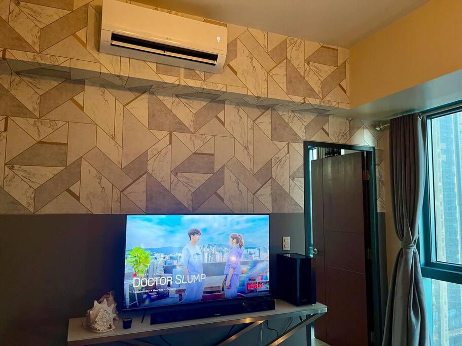 Apartment Spacious 1br One Uptown Bgc W/ Sound System Manila