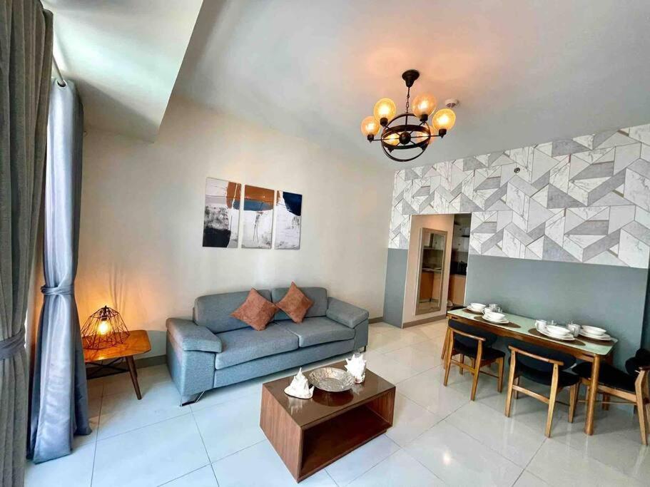 Apartment Spacious 1br One Uptown Bgc W/ Sound System Manila