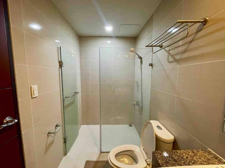 Apartment Spacious 1br One Uptown Bgc W/ Sound System
