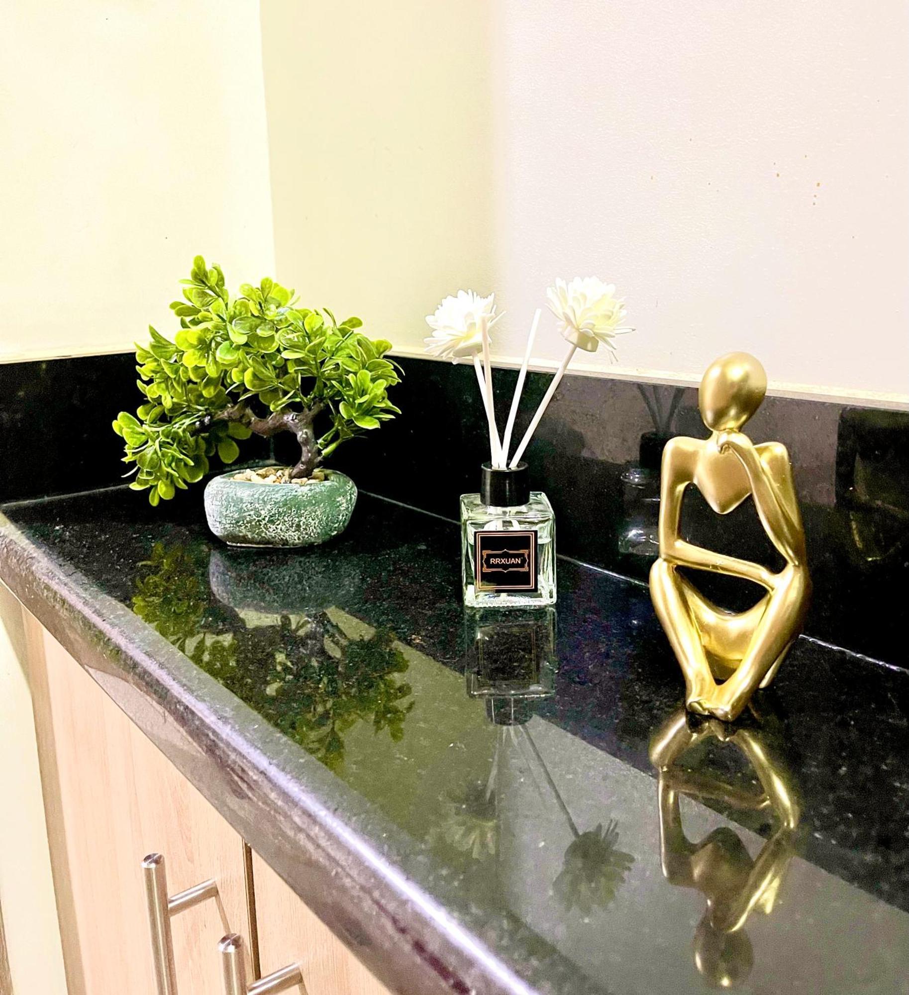 Apartment 1br Moa, Shore 2 Residences, Pasay, Naia Free Netflix Manila