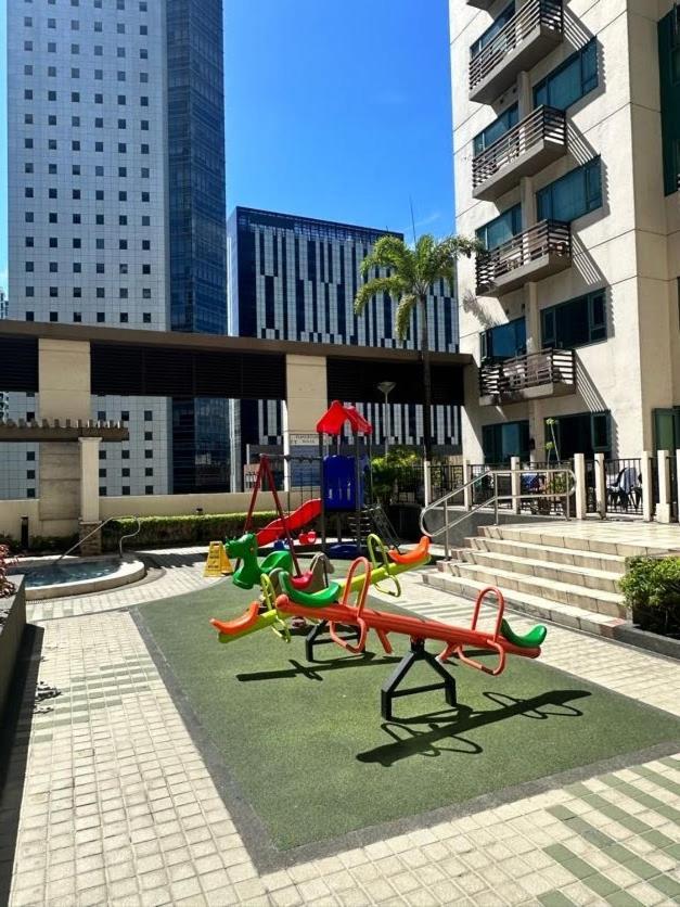 Apartment The Pearl - Bgc Mckinley Park 2br Manila
