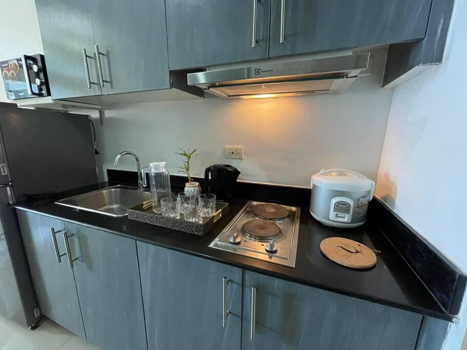 Apartment Cozy Sunset View - Centrally Located! Manila