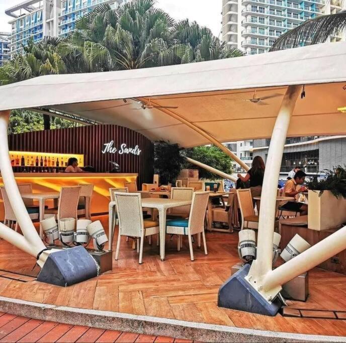 Apartment 1br Club Pool View At Azure-maui Manila