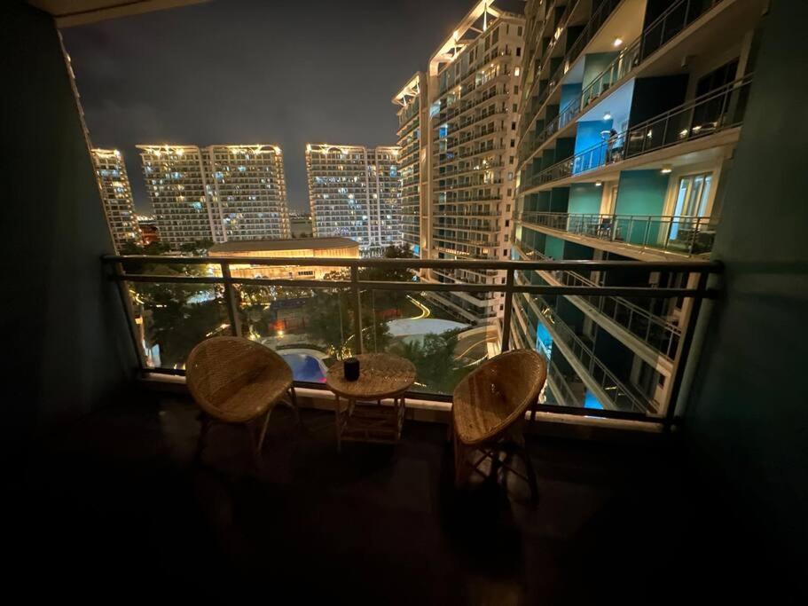 1br Club Pool View At Azure-maui Manila