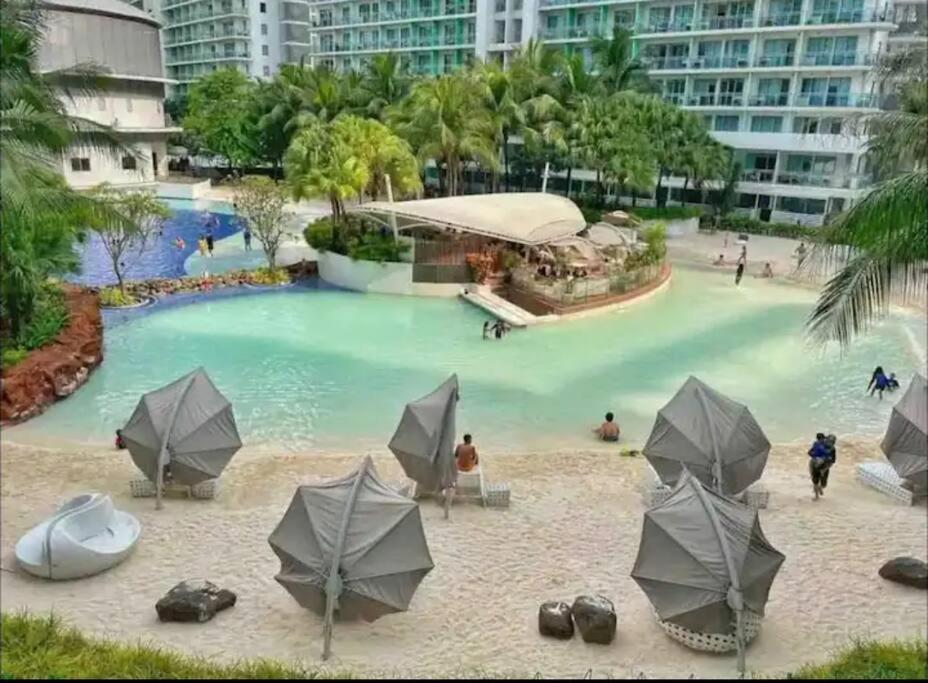 Apartment 1br Club Pool View At Azure-maui Manila