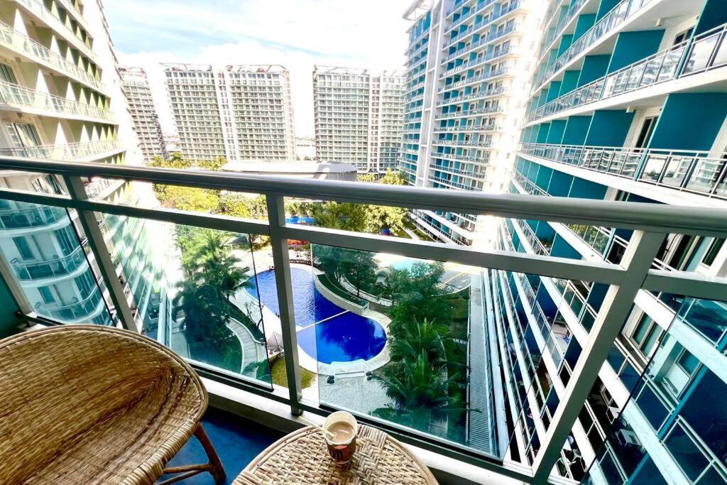 1br Club Pool View At Azure-maui Manila