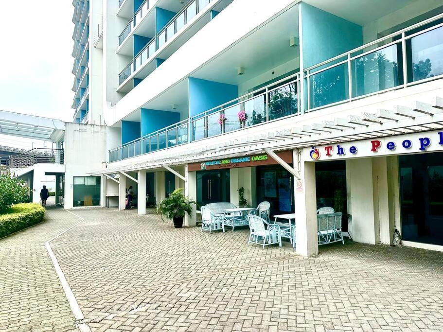 1br Club Pool View At Azure-maui Apartment Manila