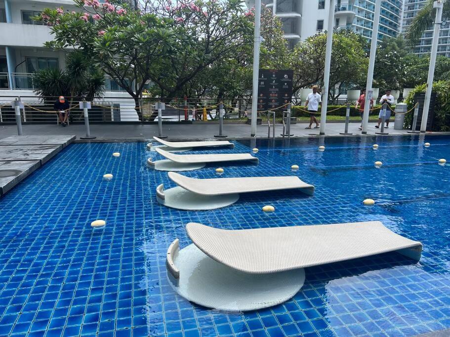 1br Club Pool View At Azure-maui Manila