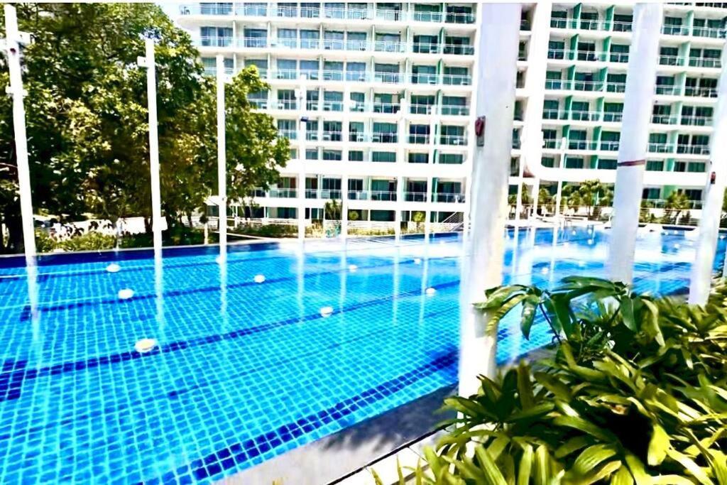 1br Club Pool View At Azure-maui Manila