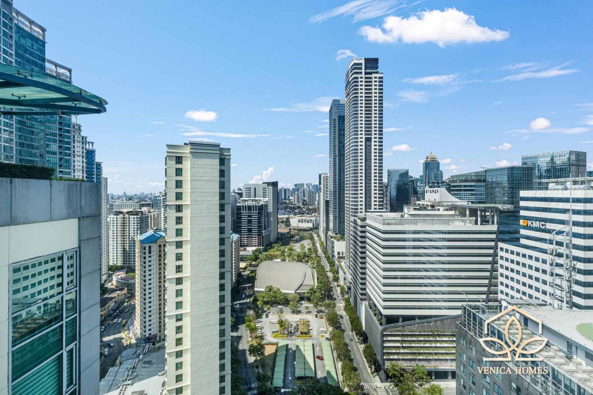 Tropical Oasis W/ The View Of Bgc + Netflix Apartment