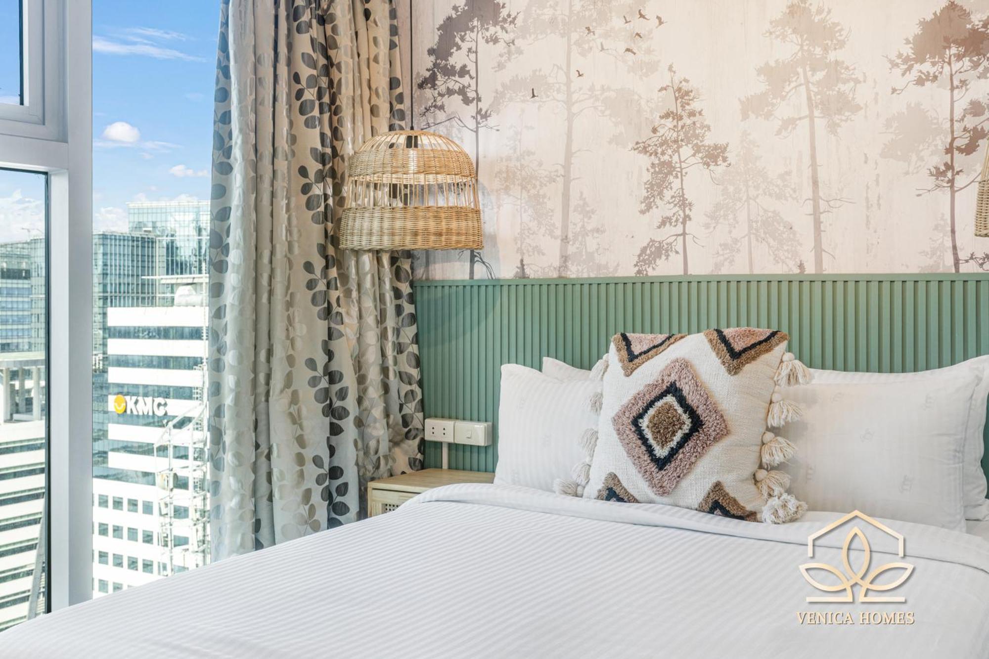 Tropical Oasis W/ The View Of Bgc + Netflix * Manila