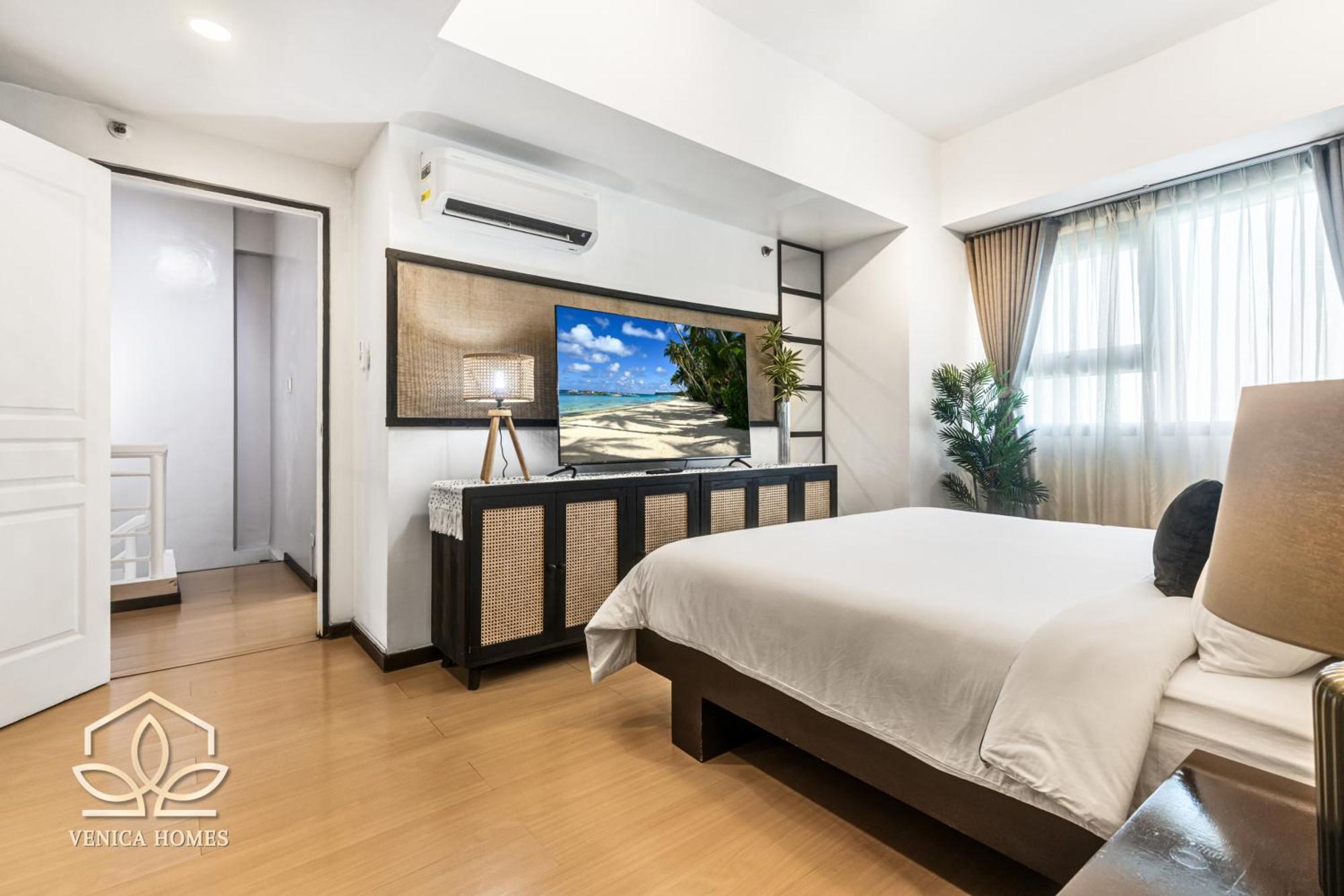 Tropical Oasis W/ The View Of Bgc + Netflix
