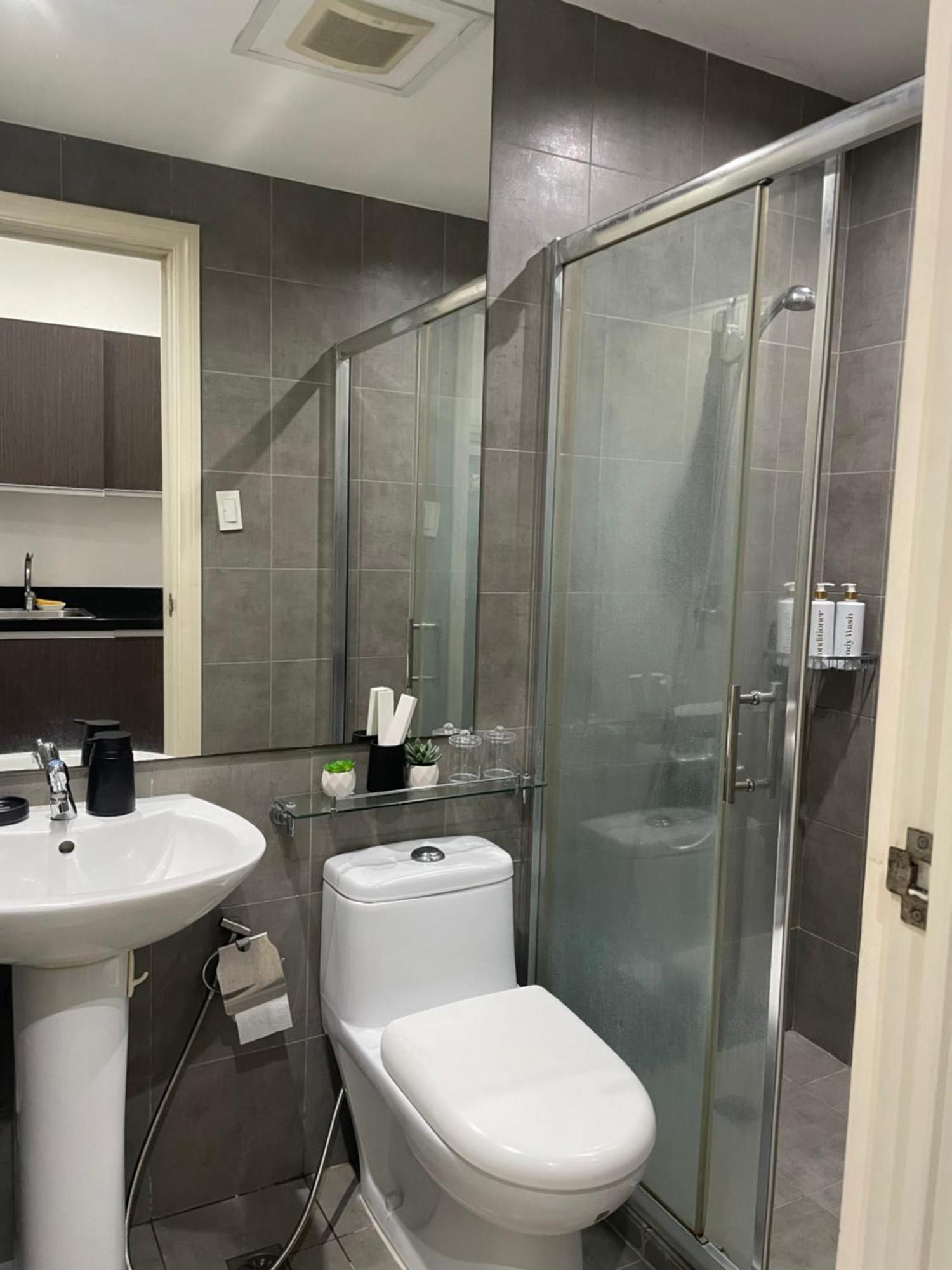 For 4 With 300mbs Internet At Heart Of Makati Apartamento