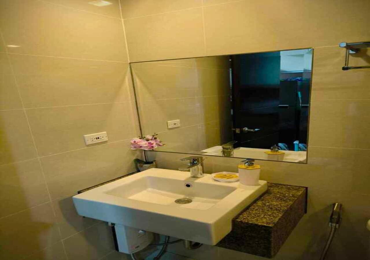 Apartment Avery's Place @ One Eastwood Avenue *