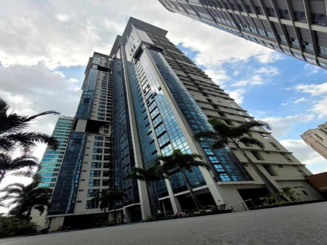 Apartment Avery's Place @ One Eastwood Avenue *