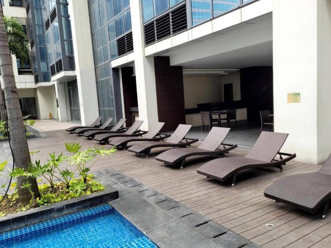 Apartment Avery's Place @ One Eastwood Avenue *
