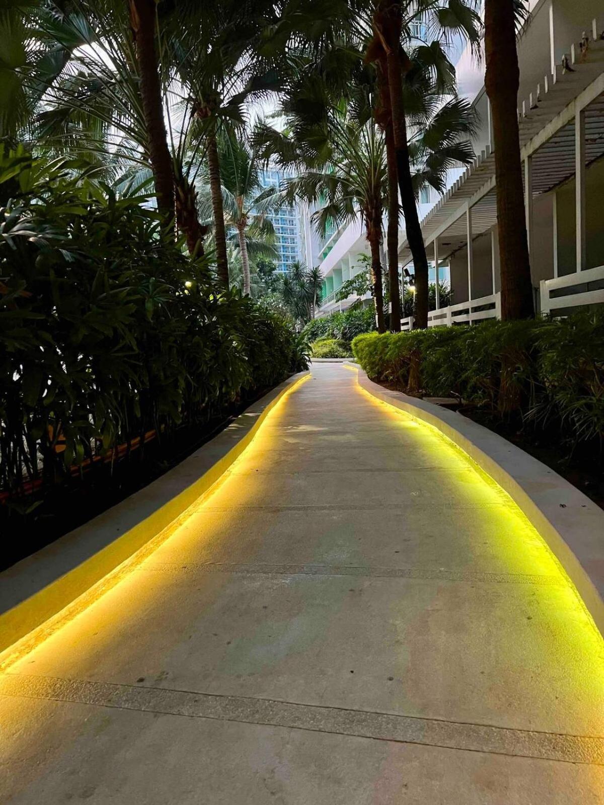Riel's Condotel In Azure Beach Residences Manila
