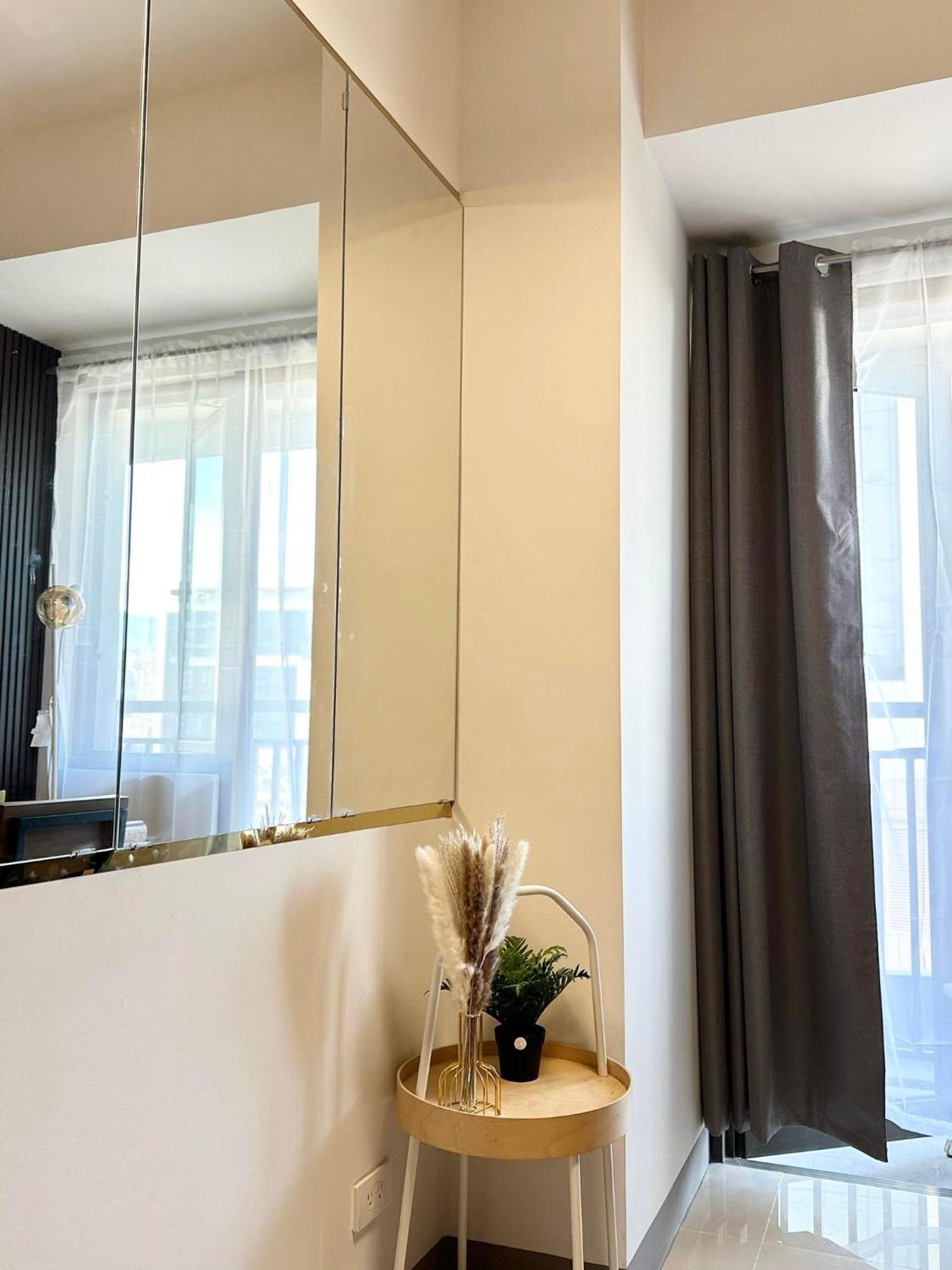 Mall Of Moa S Residences , Ikea Pasay , Naia Airport , Bay *