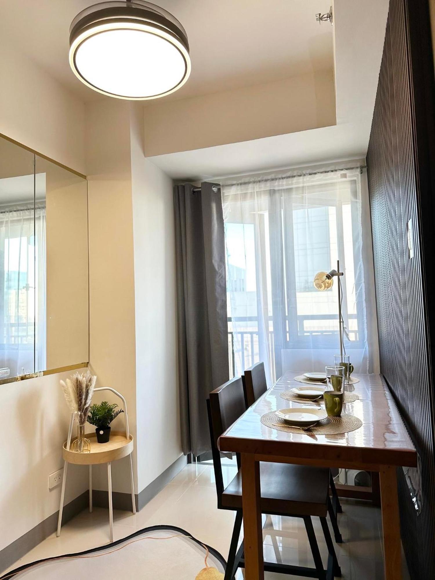 Mall Of Moa S Residences , Ikea Pasay , Naia Airport , Bay Manila