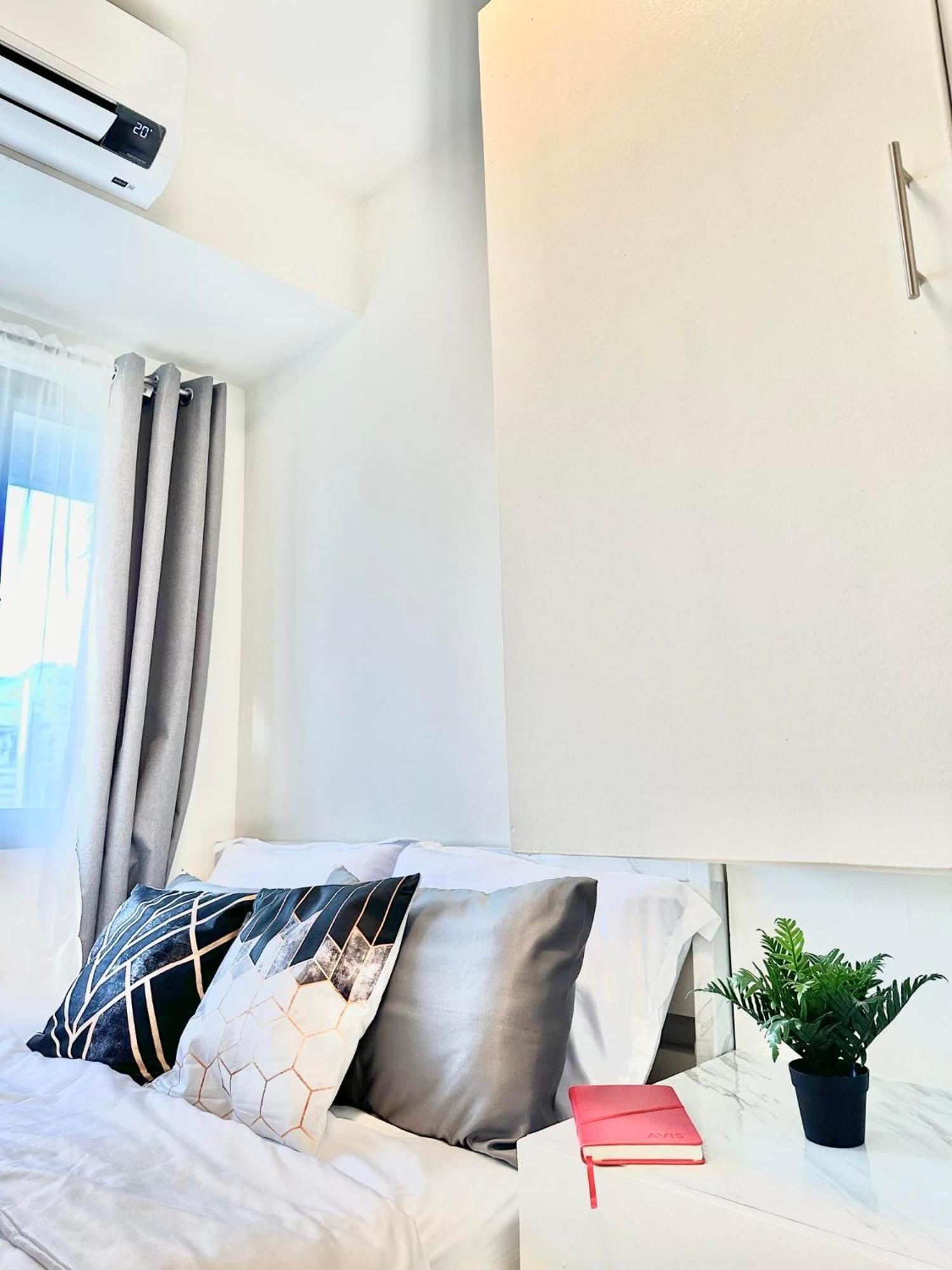 Mall Of Moa S Residences , Ikea Pasay , Naia Airport , Bay *