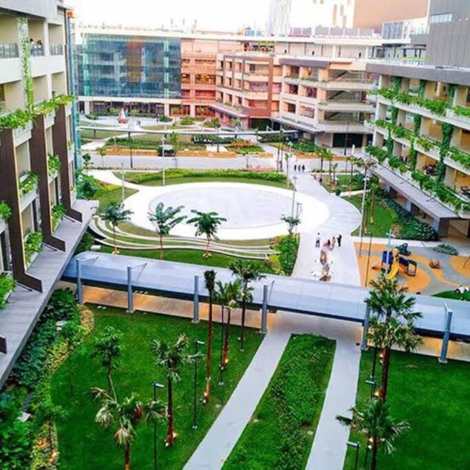 Near Airport Okada Moa W/ 60 Inch Smart Tv Apartment