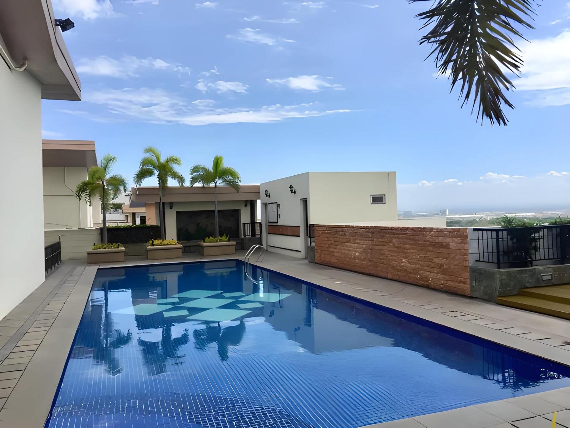 Cozy & Airy Near Venice Mall Free Pool & Gym * Manila