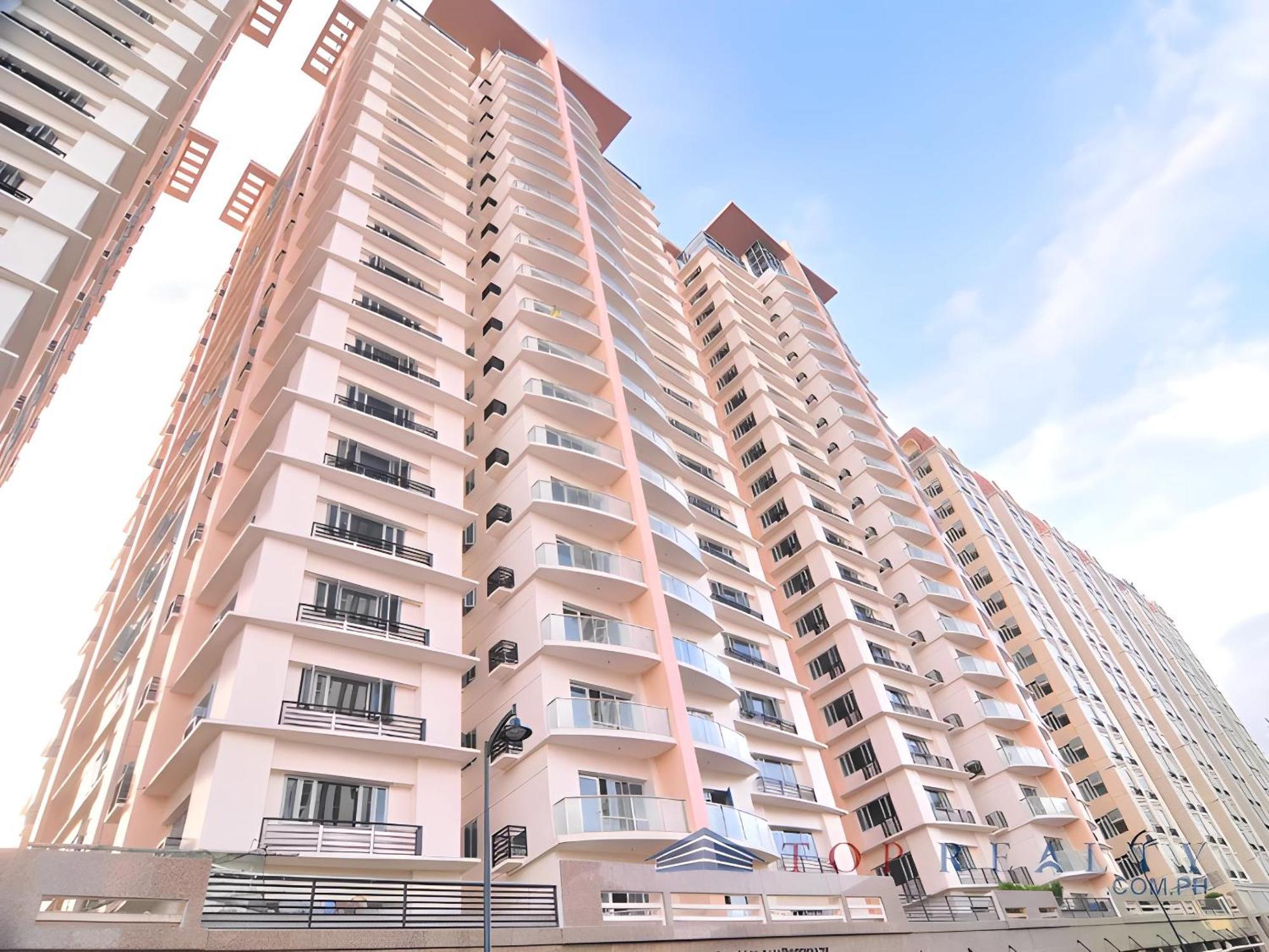 Cozy & Airy Near Venice Mall Free Pool & Gym Manila