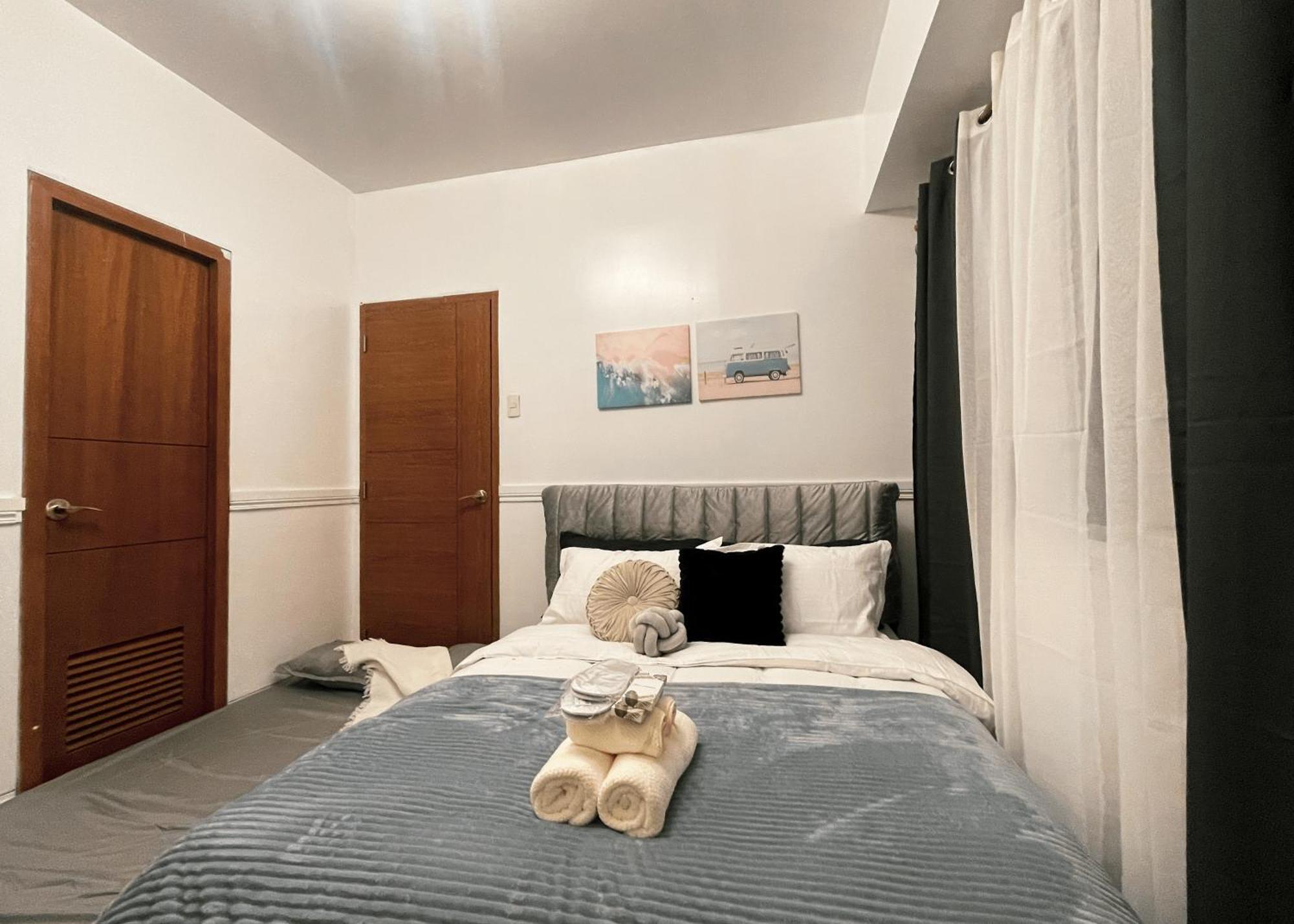Cozy & Airy Near Venice Mall Free Pool & Gym Apartment Manila