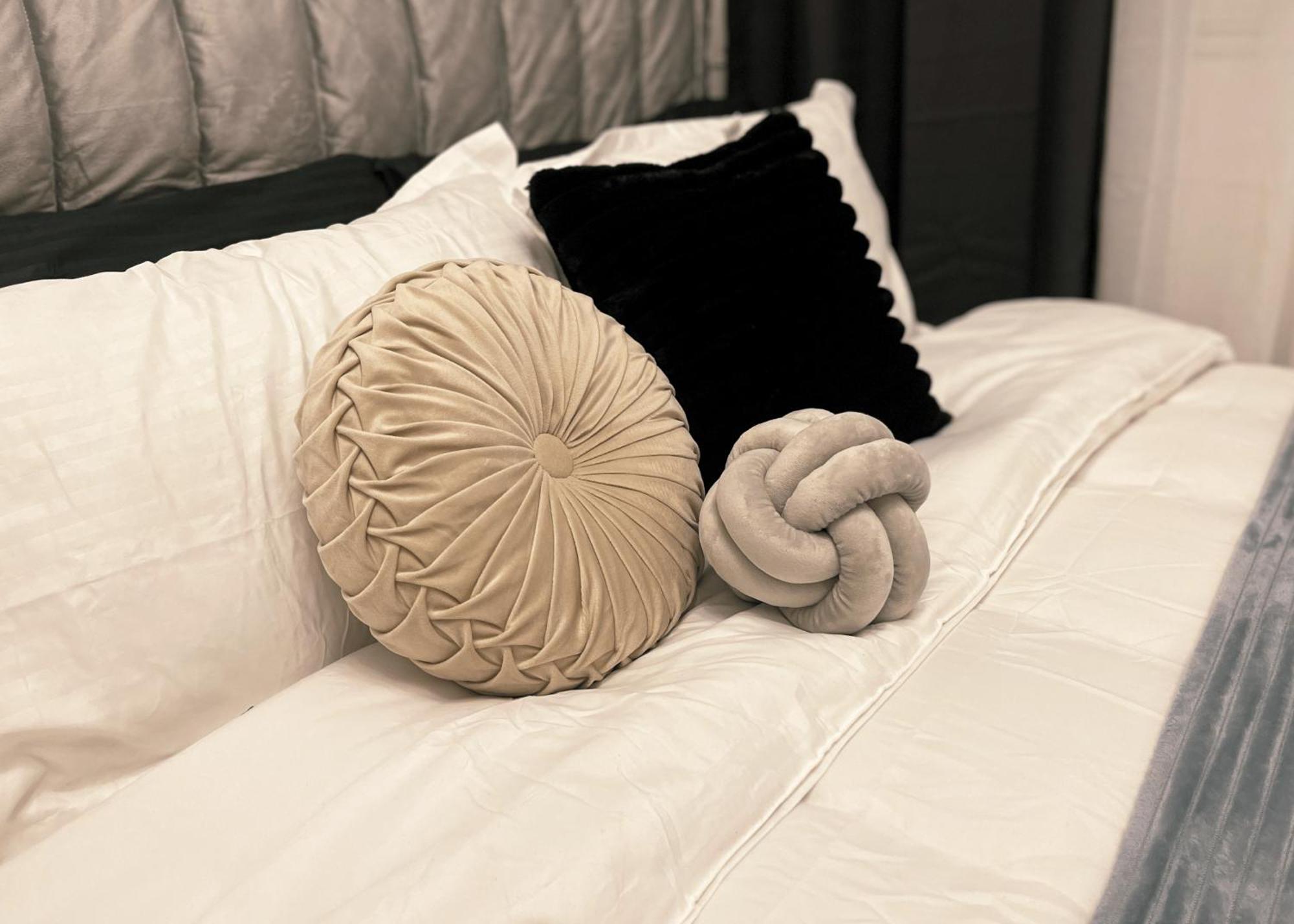 Cozy & Airy Near Venice Mall Free Pool & Gym Manila