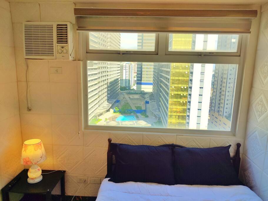 Apartment Urban Deca Edsa Budget Place W/ Unli Wi-fi Netflix Manila